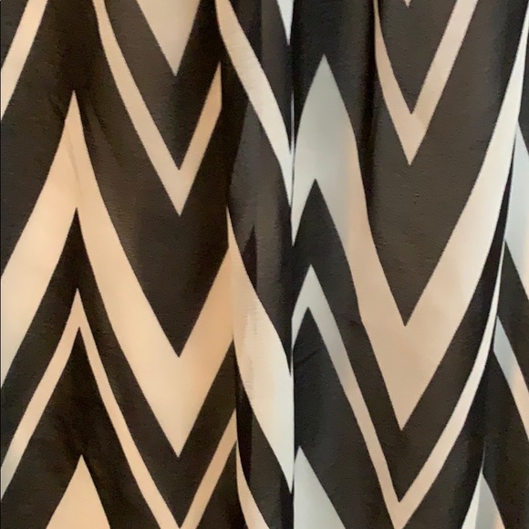 Black& white chevron patterned halter top blouse - Picture 2 of 5